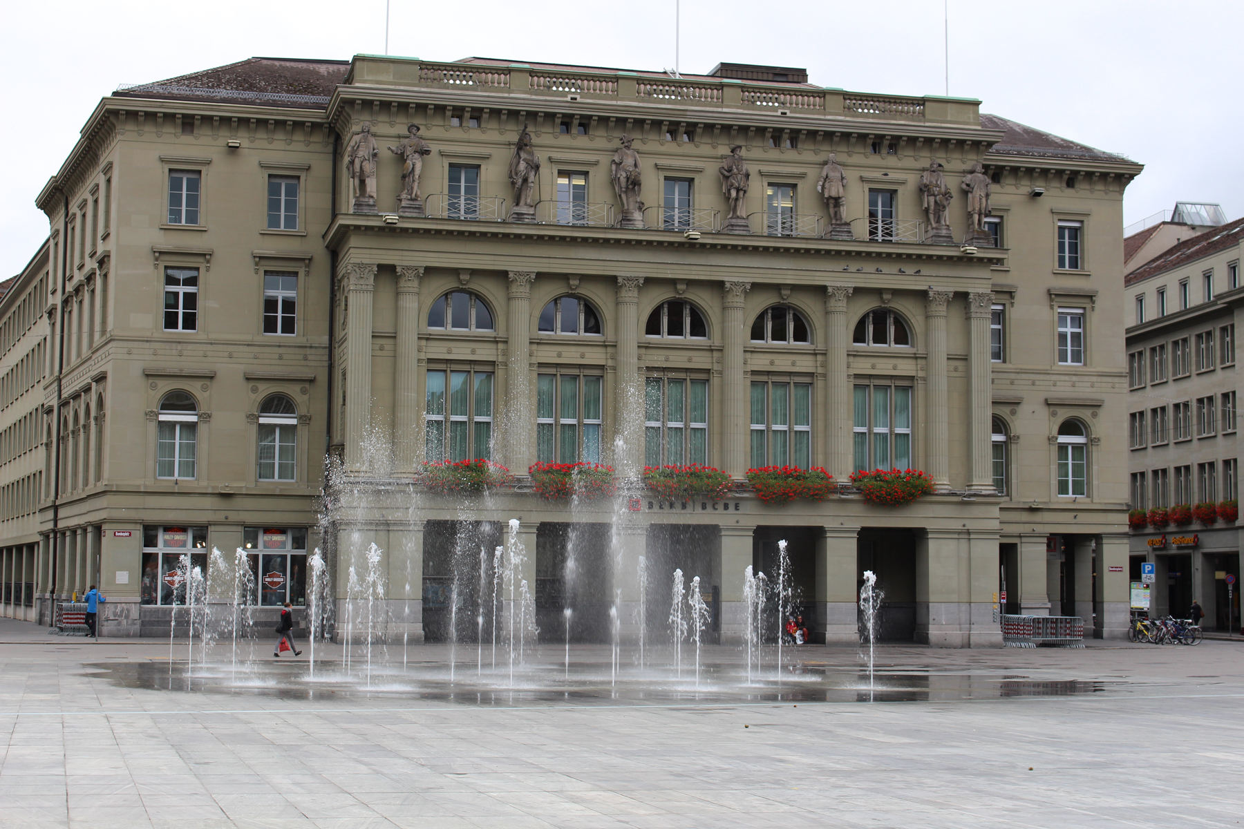Вид на фонтаны на площади Бундесплац