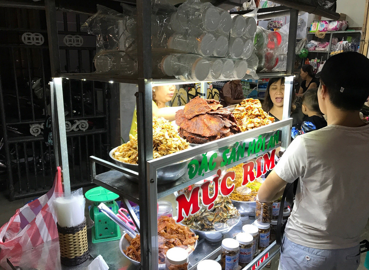 Блюда местной кухни на рынке Nguyen Hoang Street