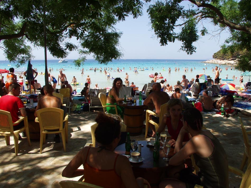 В кафе на берегу пляжа Slanica