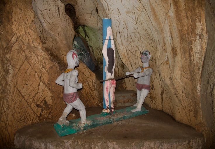 В пещере Am Phu