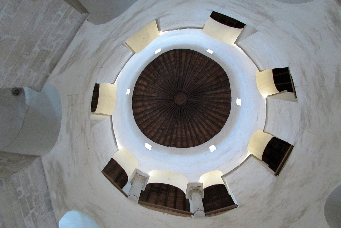 Вид изнутри на купол храма