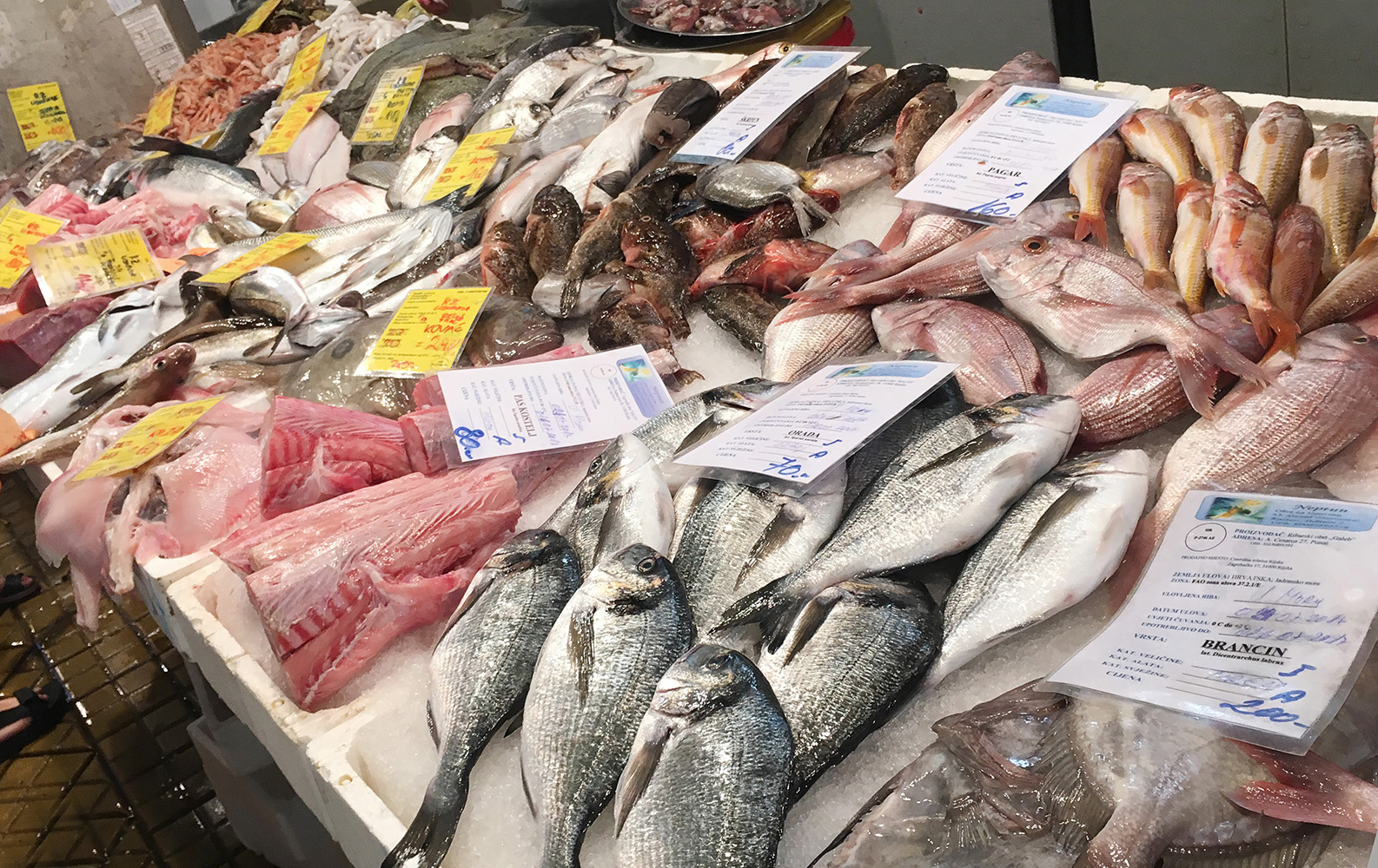 Внутри рыбного рынка