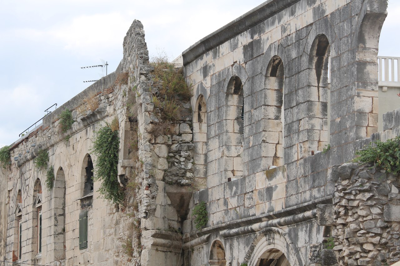 Крепостные стены дворца Диоклетиана