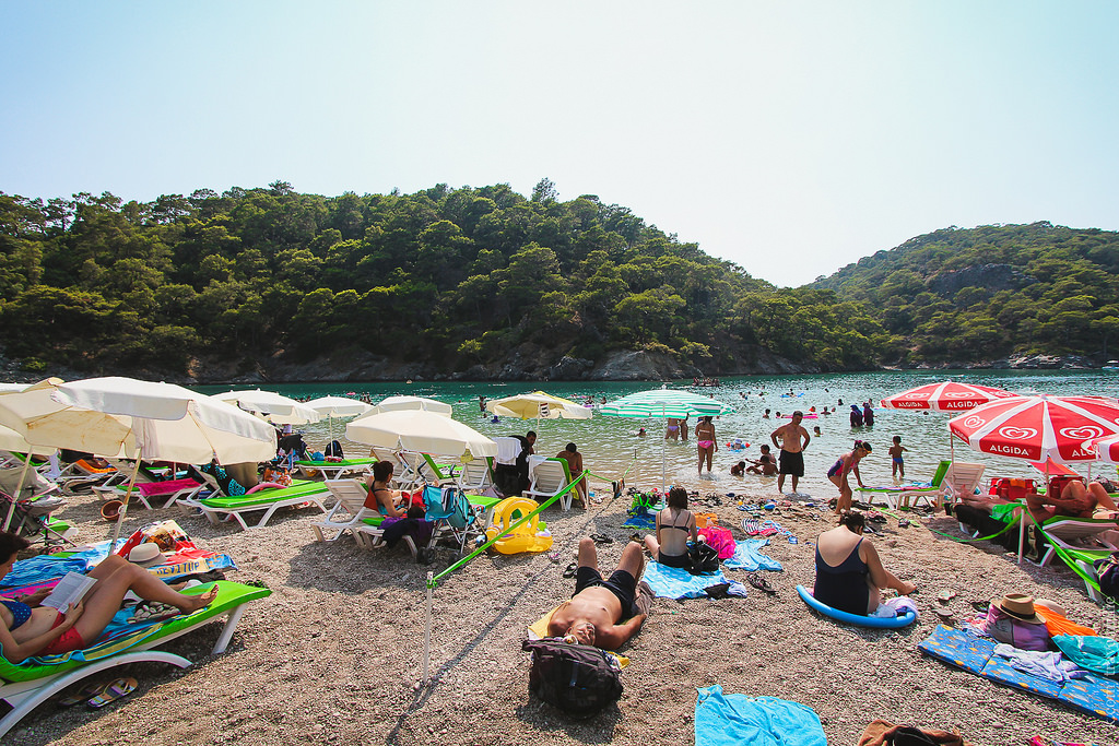 В высокий сезон пляж перегружен туристами