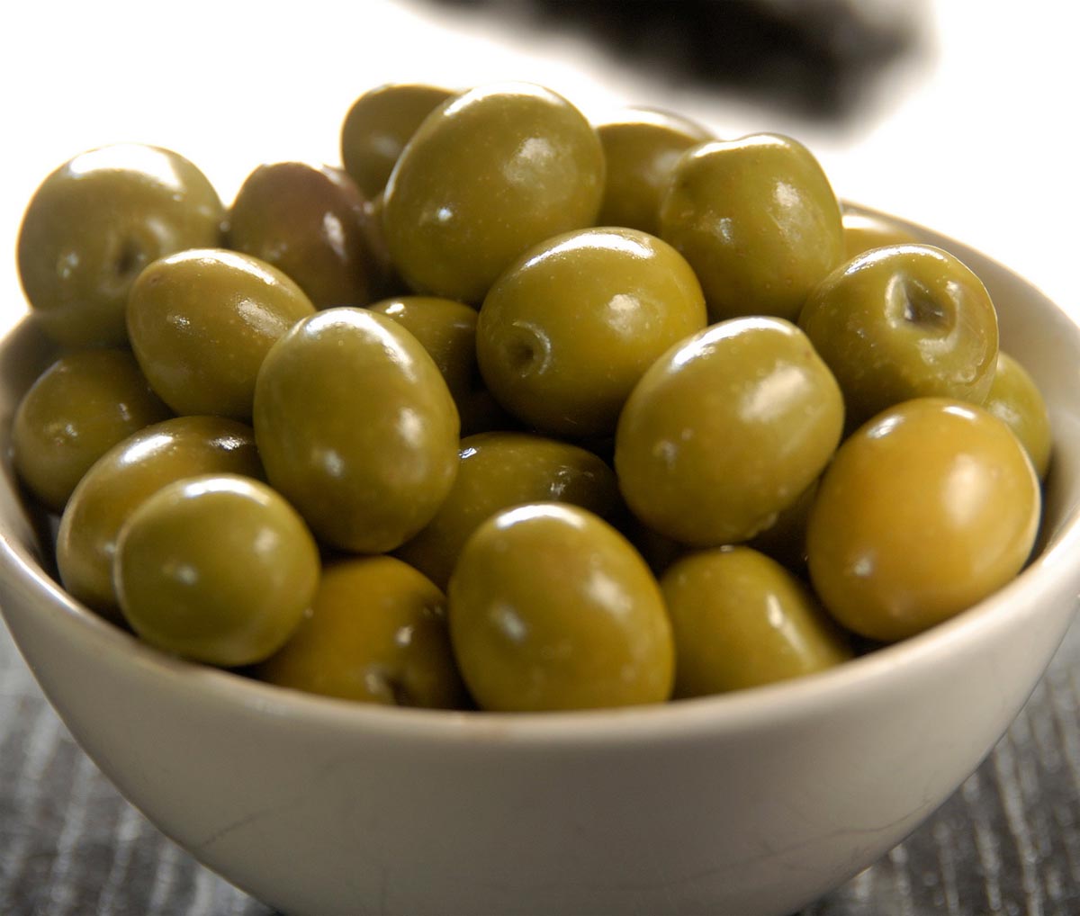 Оливки зеленые консервированные с косточкой