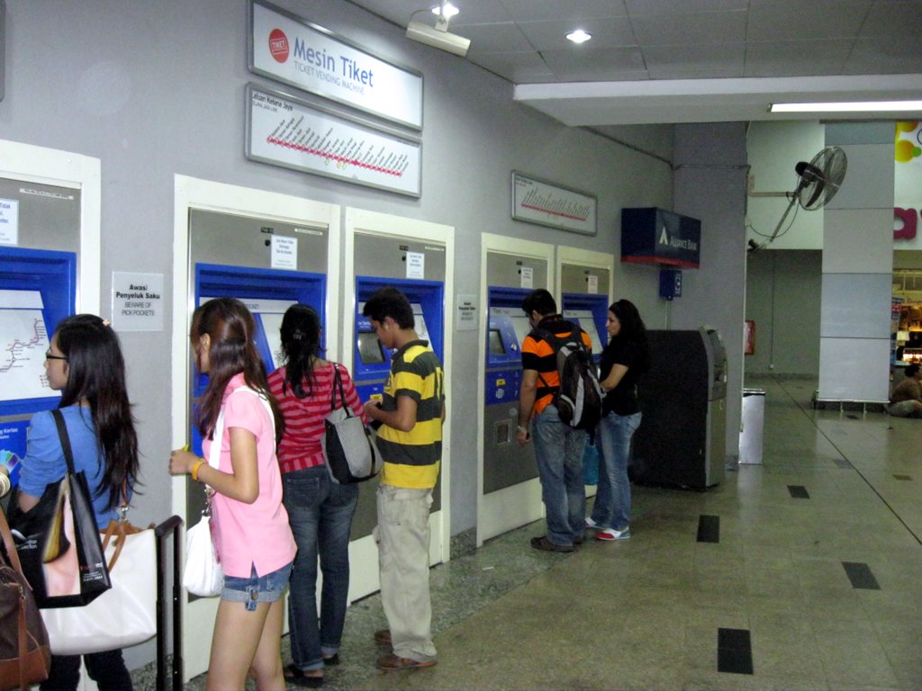 Автоматы по продаже билетов на метро Куала-Лумпура