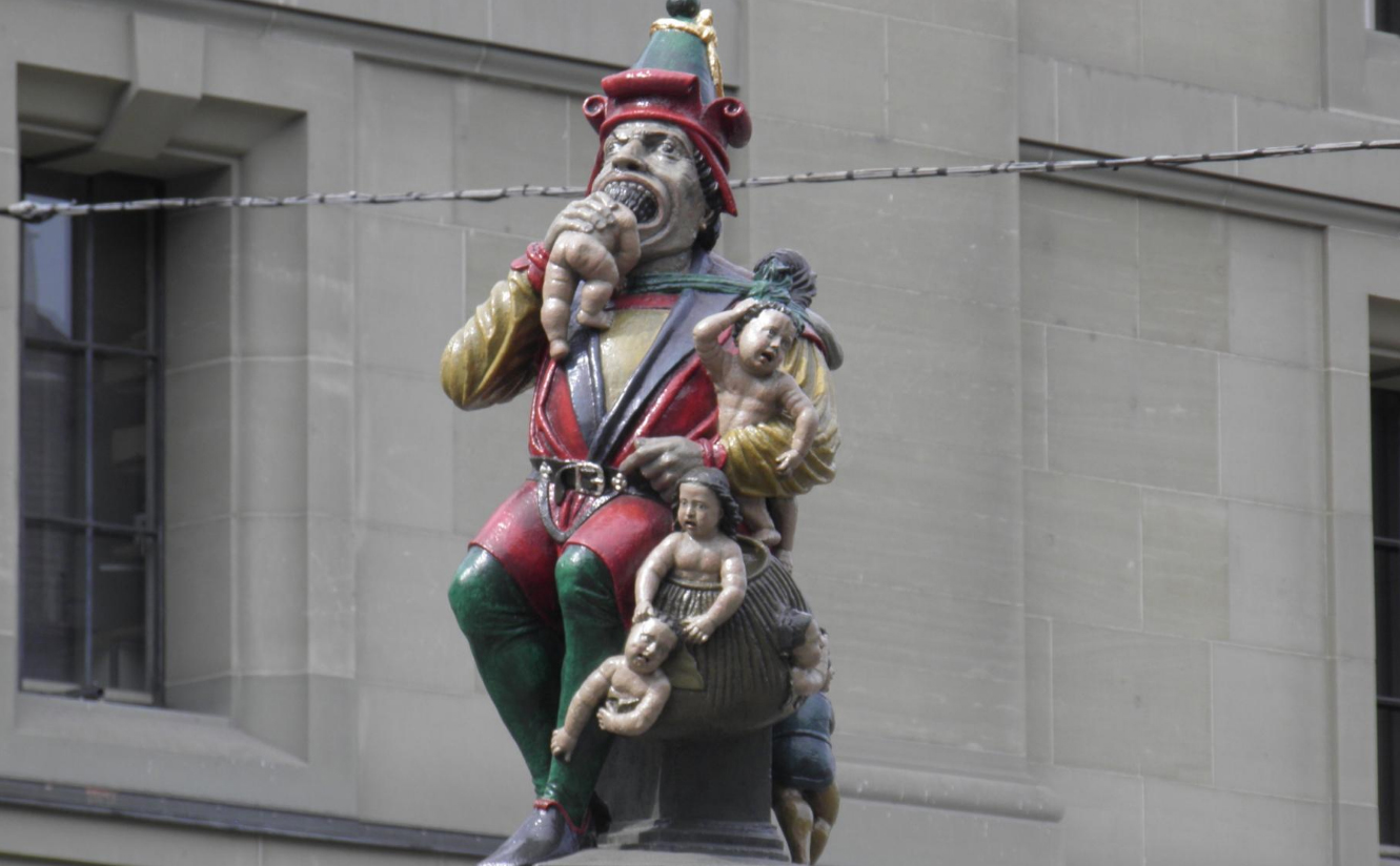 Статуя великана, который ест ребенка