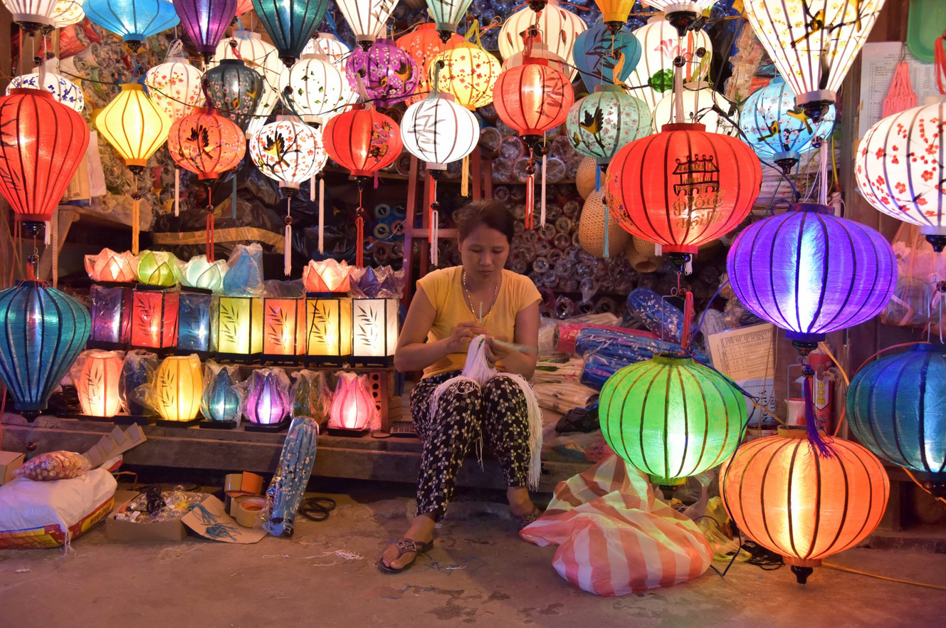 Шёлковые и бумажные фонарики на рынке Nguyen Hoang Street