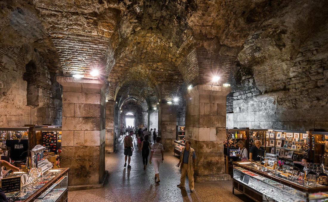 Ярмарка в подземелье дворца Диоклетиана