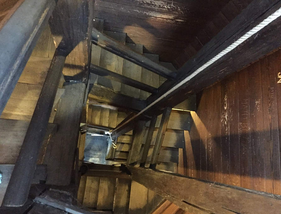 Деревянная винтовая лестница
