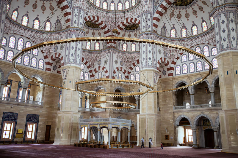 Интерьер мечети Adana Merkez Camii