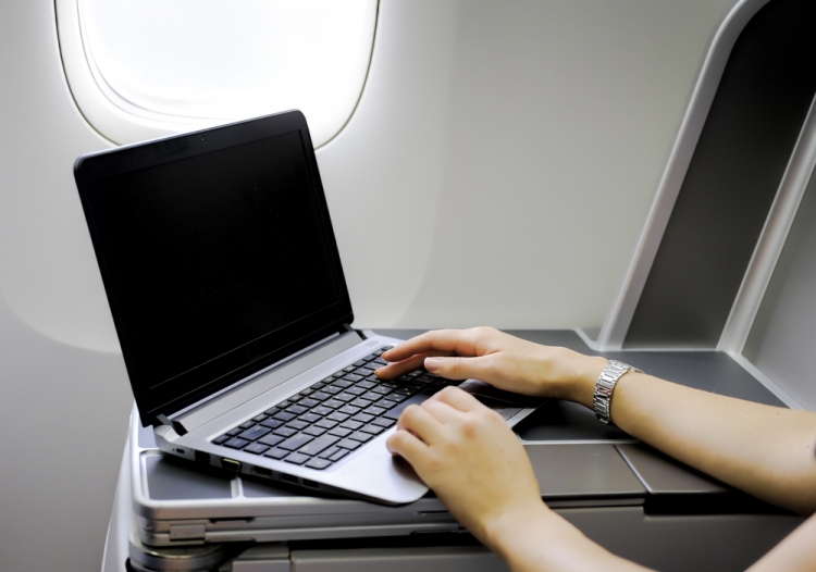 Цифровые устройства в салоне самолета