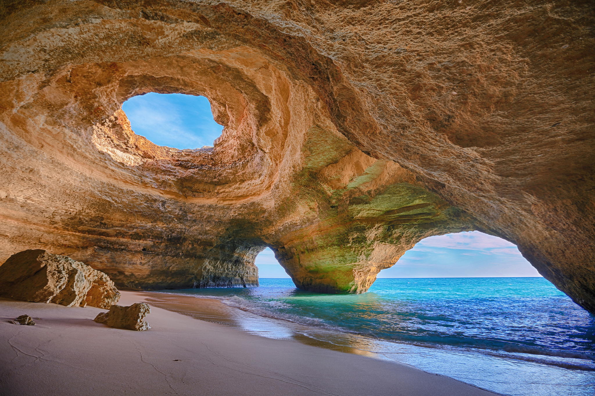 Пещера на участке берега Praia de Benagil