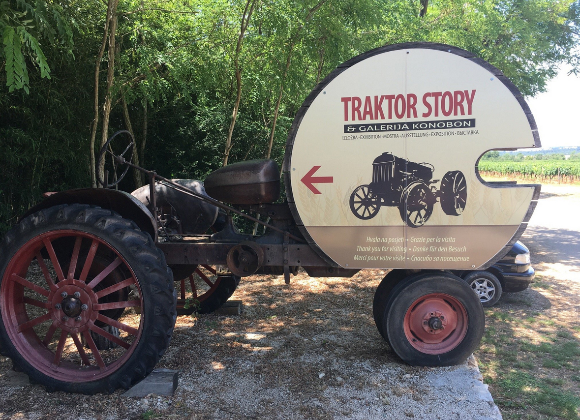 Указатель на музей Traktor Story