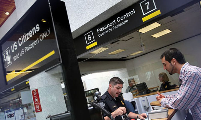 Паспортный контроль в аэропорту