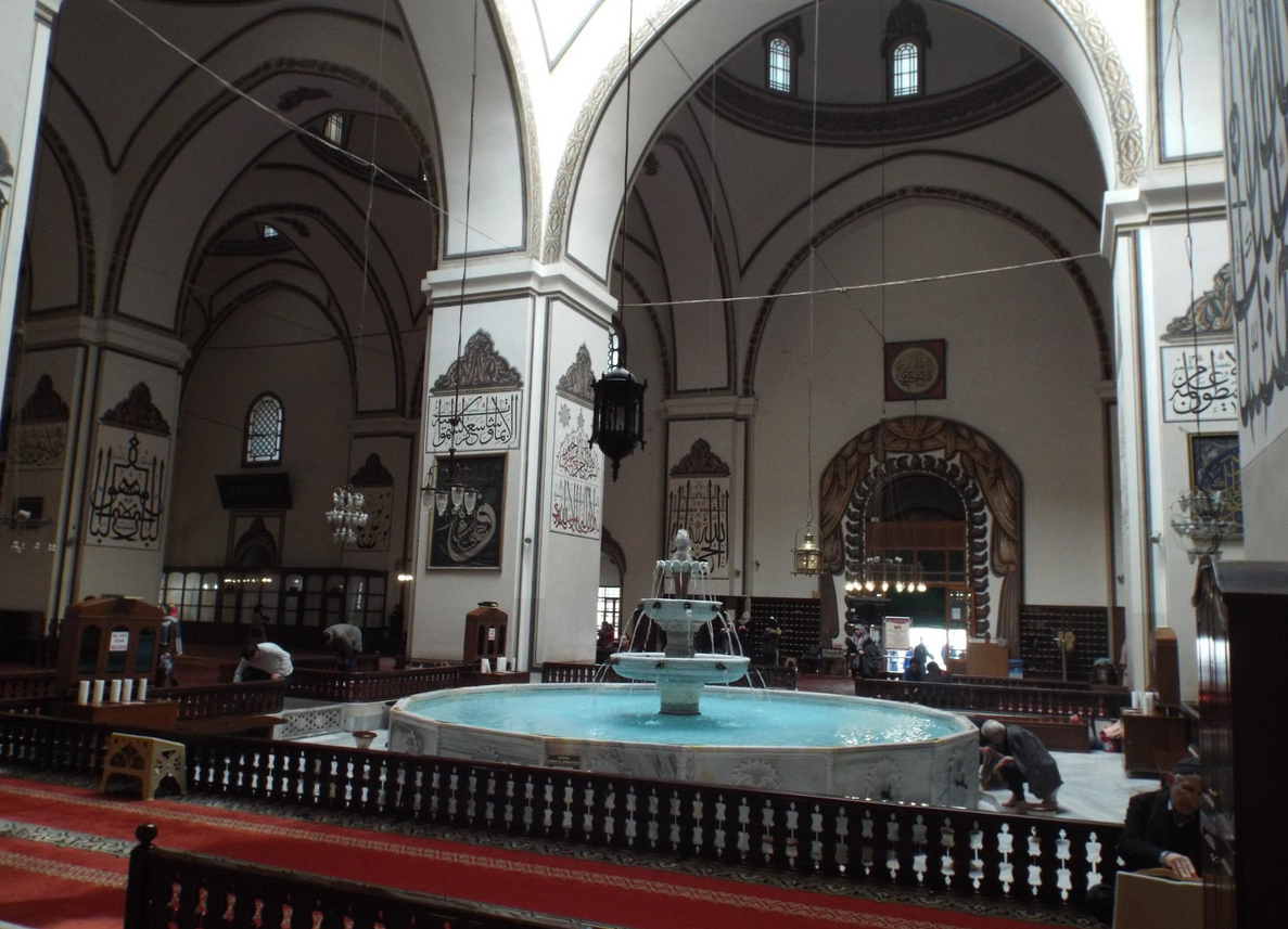 В мечете Улу Джами