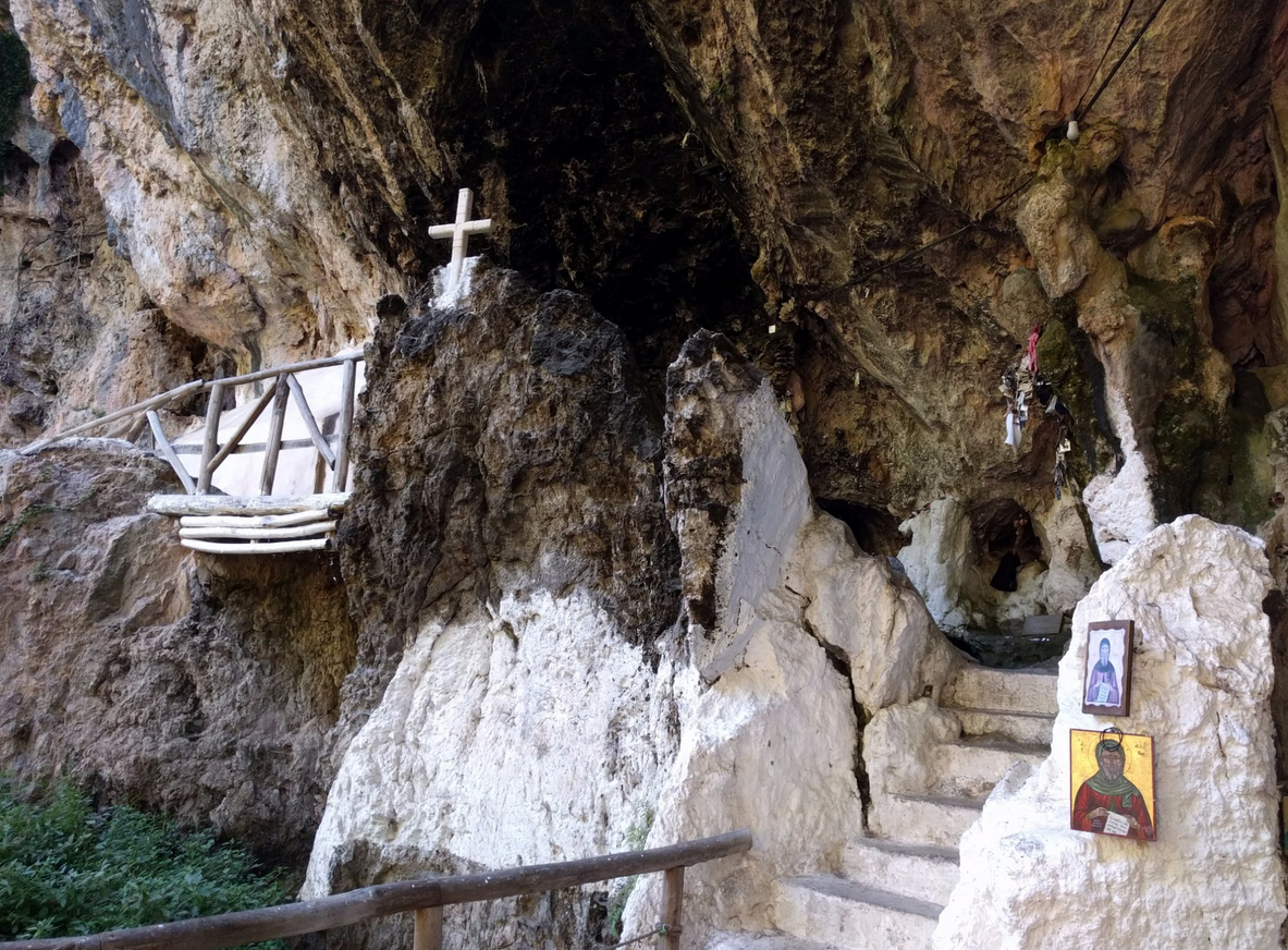 Вход в пещерный храм Святого Антония