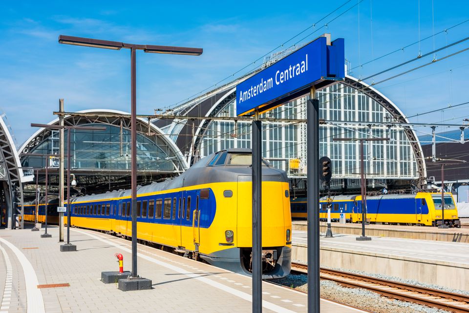 Поездом со станции Amsterdam Centraal