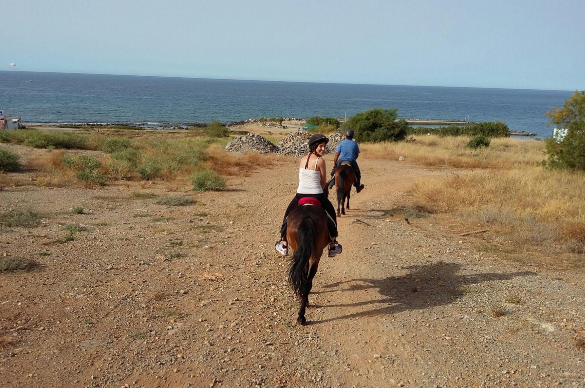 Прогулка на лошадях к морю