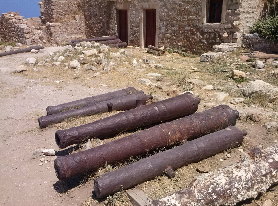 Пушки на территории крепости
