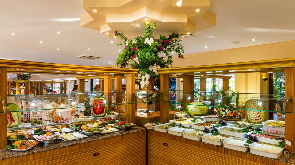 Разнообразные блюда в отеле Мармариса