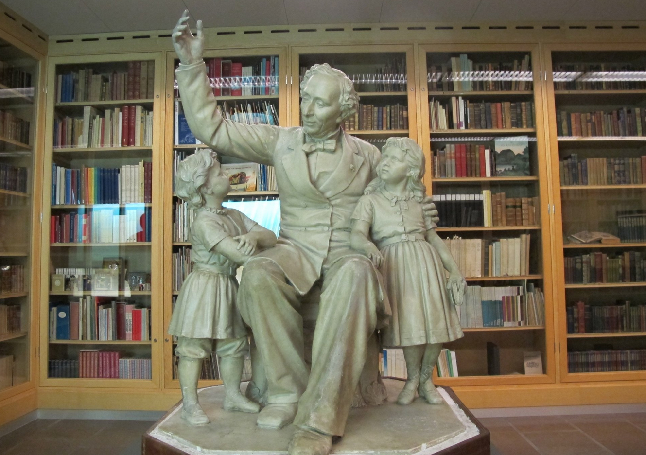 Статуя Ганса Христиана Андерсена в музее