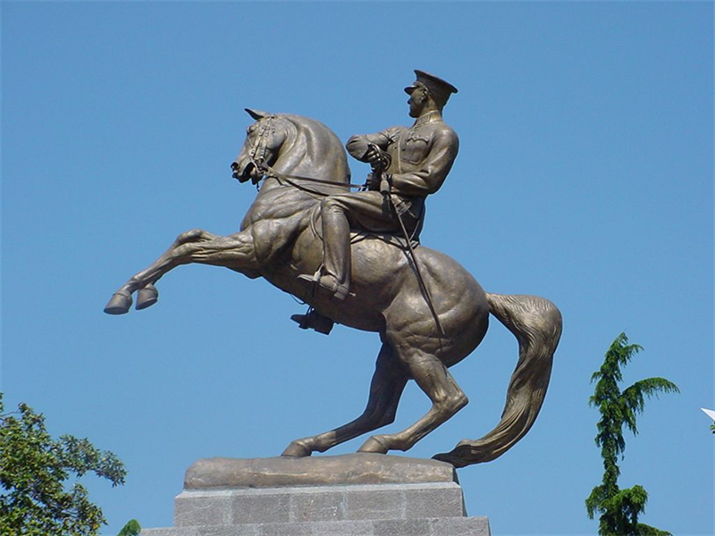 Статуя Мустафы Кемаля на коне
