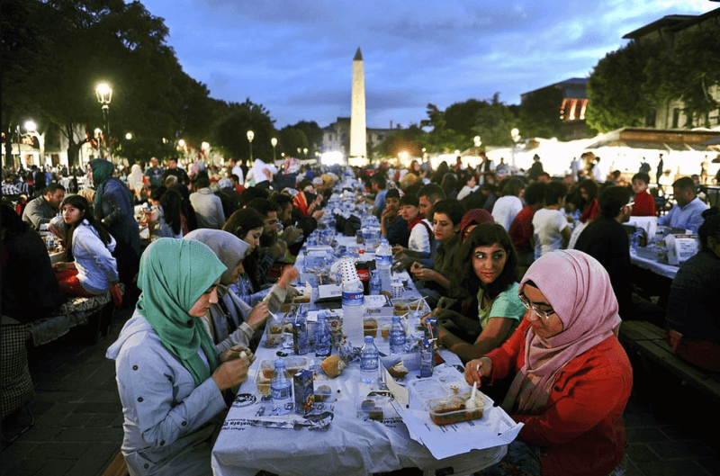 Фото: ужин на улице Стамбула в Рамадан