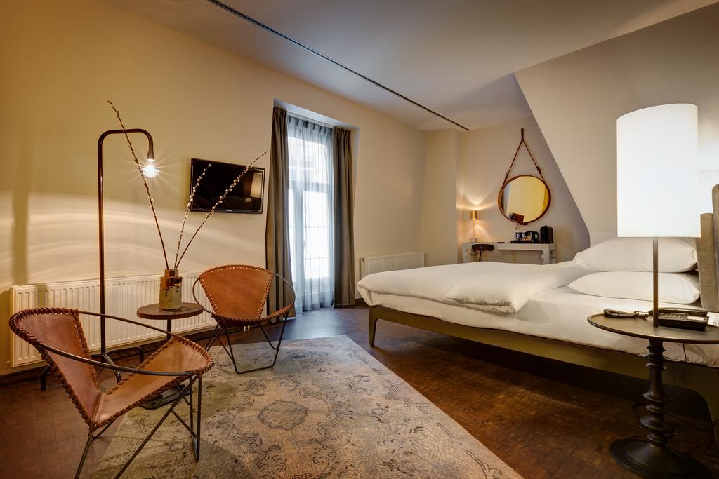 Отель Hotel V Nesplein в центре города Амстердам