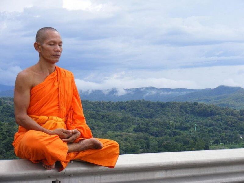 Буддийский монах во время медитации