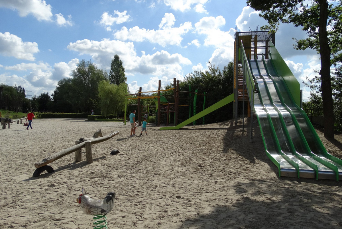 Детская площадка в зоопарке Dierenrijk