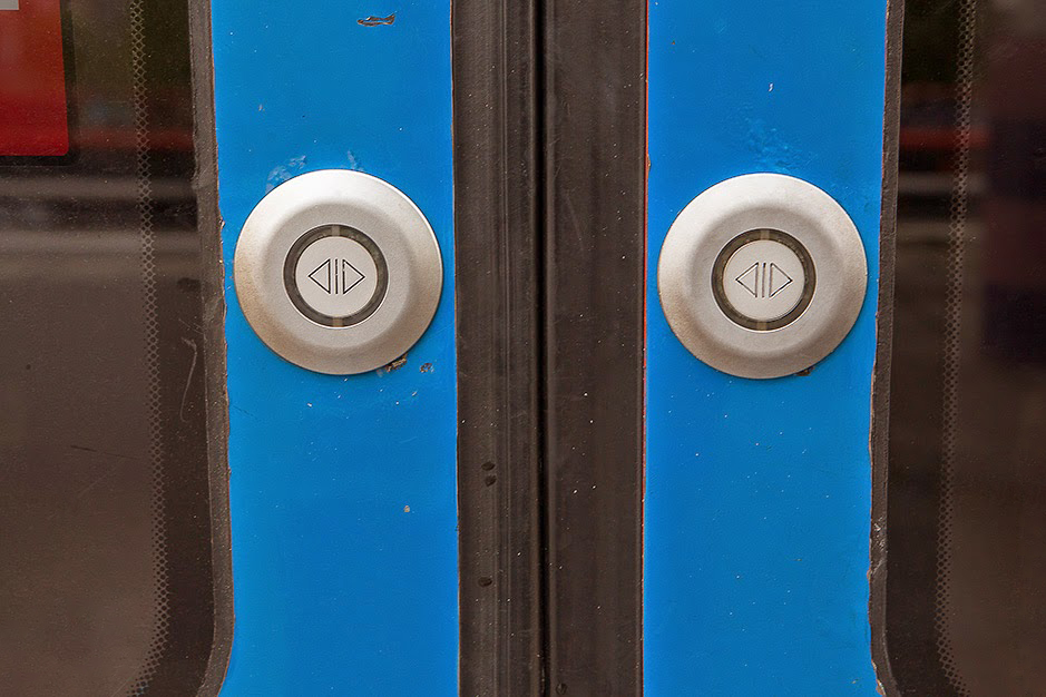Кнопка открытия дверей в метро Амстердама
