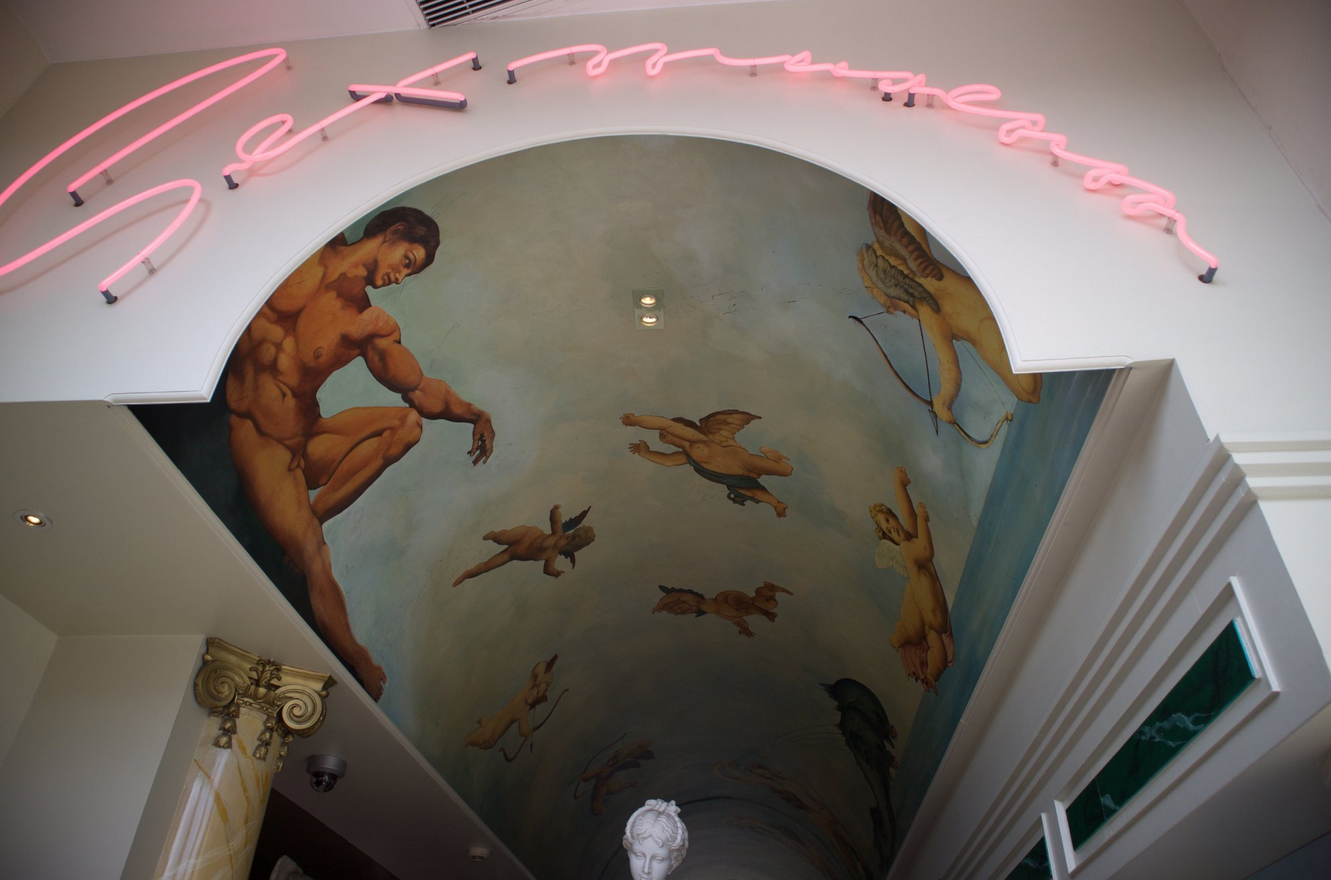 Потолок в музее секса