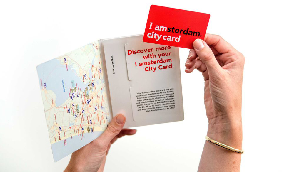 С картой идут путеводитель по Амстердаму, карта города и глянцевый туристический журнал