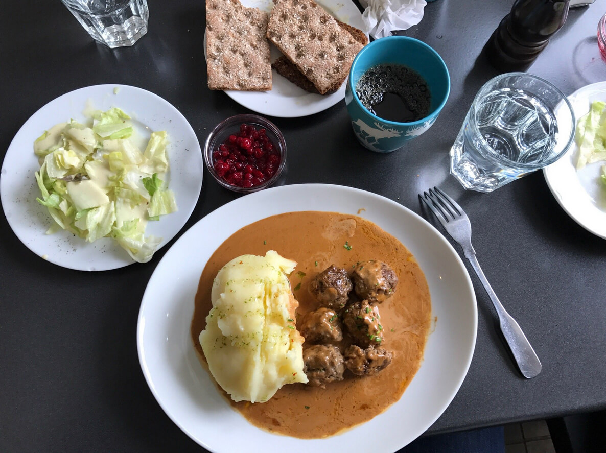 Шведский обед. Обед в Швеции. Блюда Стокгольма. Кухня Швеции.
