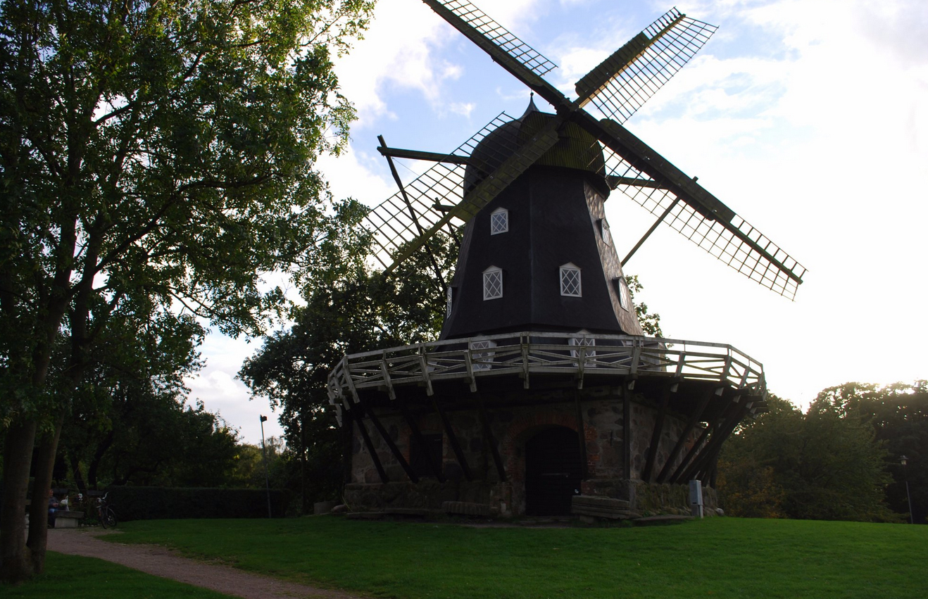 Ветряная мельница в парке