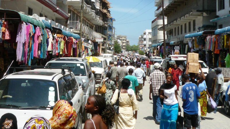 Люди на одной из улиц города Дар-эс-Салам, Танзания