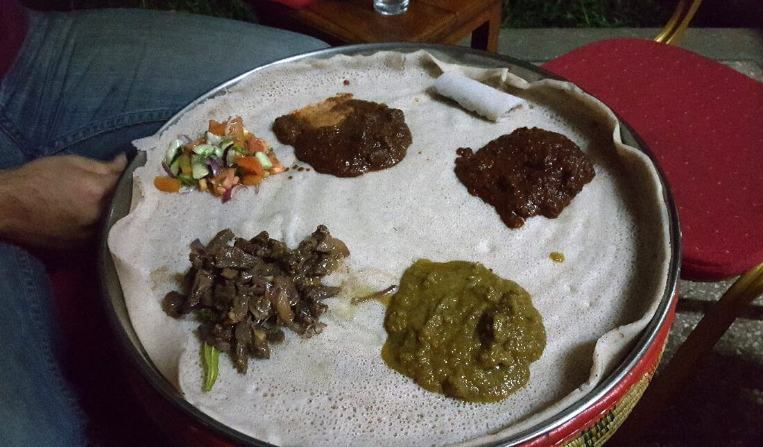 В ресторане Abyssinia Ethiopian Restaurant с традиционными африканскими блюдами