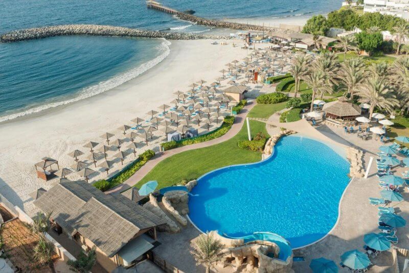 Пляж и бассейн отеля Coral Beach Resort Sharjah, Шарджа