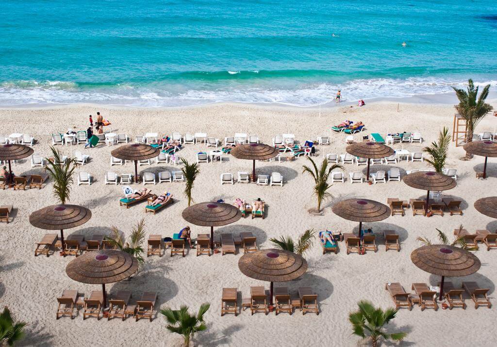 Пляж отеля Sahara Beach Resort & Spa