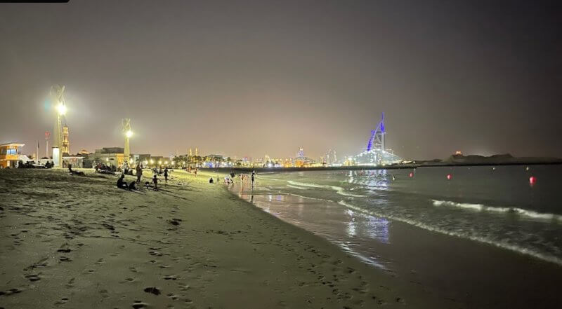 Пляж Umm Suqeim Night Swimming Beach ночью