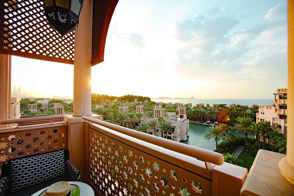 Номера отеля Jumeirah Al Qasr — Madinat Jumeirah оснащены персональными балконами