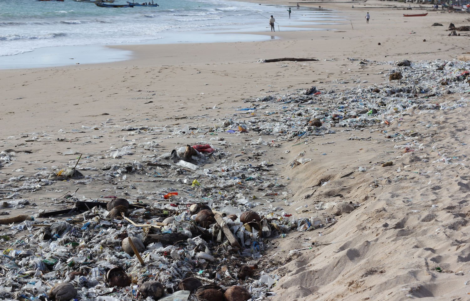 Пляжи слегка загрязнёнными остатками штормов