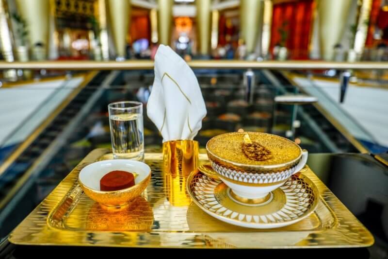 Кофе с золотом в ресторане отеля Бурдж-аль-Араб в Дубае