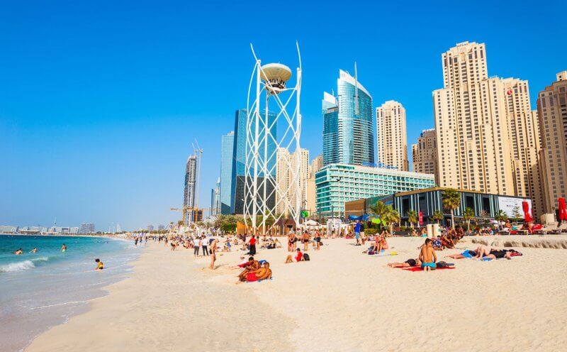 Люди на пляже Марина в Дубае