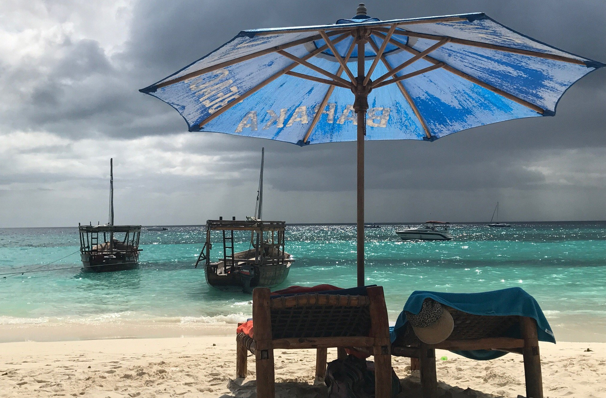 На пляжах Нунгви есть лежаки с зонтами