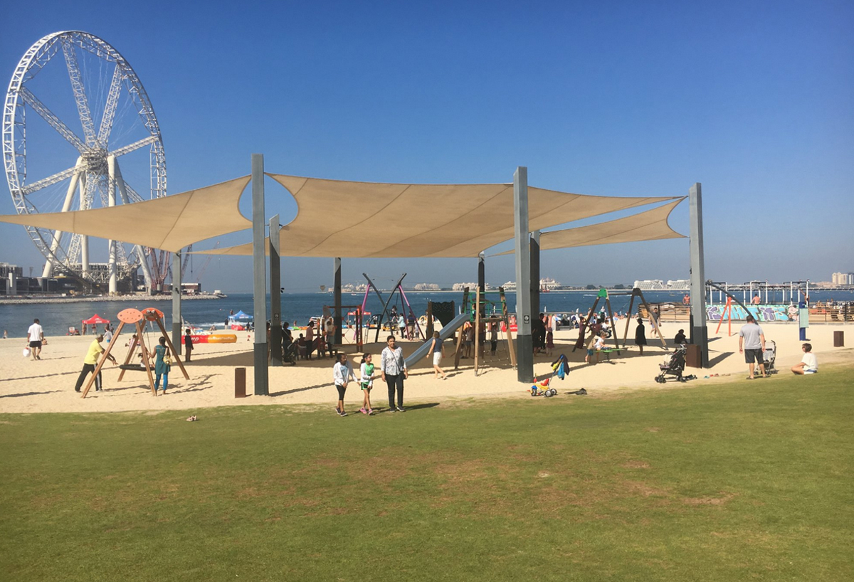 На пляже Marina beach обустроена игровая площадка