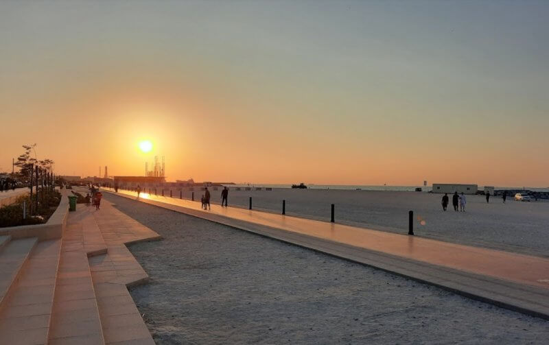 Закат на городской пляже Sharjah Beach, или Аль Корниш