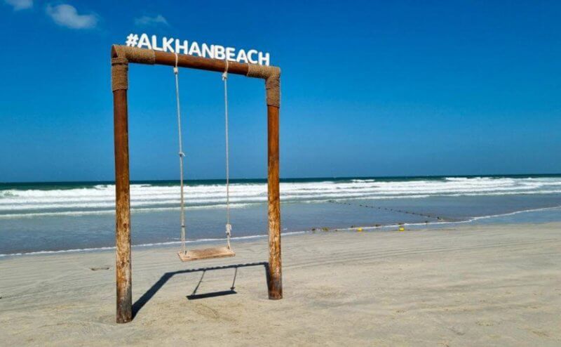 Качеля для фото на пляже Аль Хан в Шардже