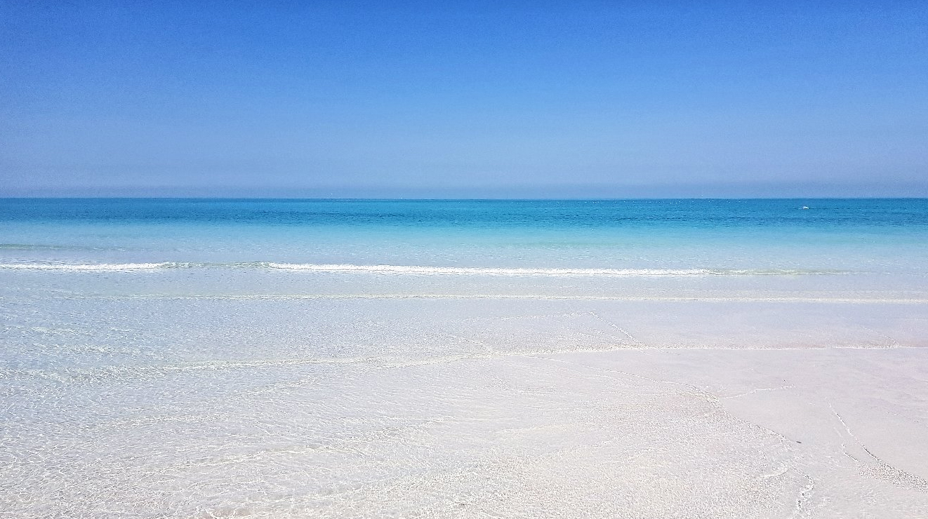 Море пляжа Саадият